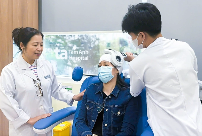 Người bệnh điều trị đau đầu bằng phương pháp kích thích từ trường xuyên sọ. Ảnh minh họa: Bệnh viện Đa khoa Tâm Anh