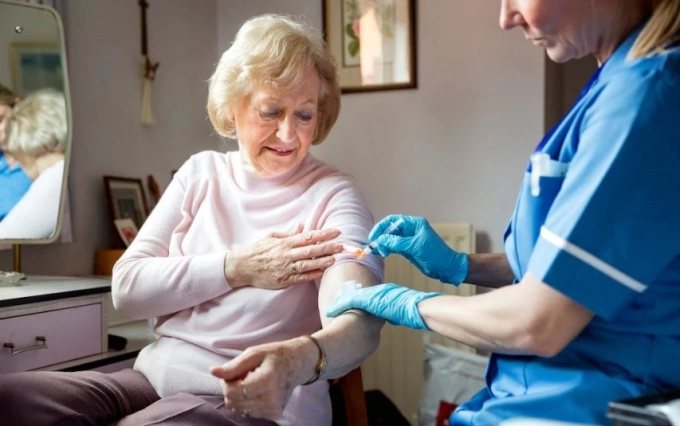 Theo NHS, tất cả người lớn đủ điều kiện nên đặt mục tiêu tiêm vaccine trước cuối tháng 11. Ảnh: SolStock/E+