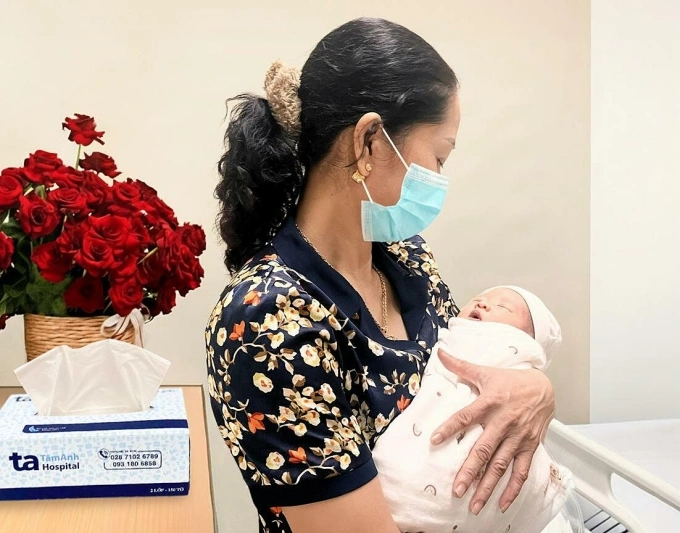 Mẹ chị Trang ẵm cháu ngoại vừa chào đời. Ảnh: Bệnh viện Đa khoa Tâm Anh