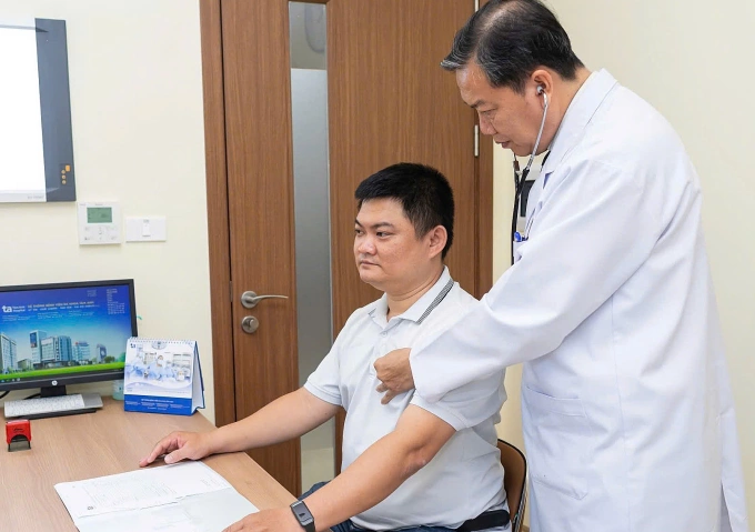 Bác sĩ Quang Minh  khám và nghe phổi cho người bệnh để đánh giá tình trạng hô hấp. Ảnh: Bệnh viện Đa khoa Tâm Anh