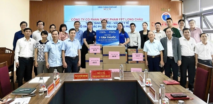 Long Châu phối hợp Sở Y tế thành phố Huế trao thuốc, vật tư y tế, hỗ trợ người dân Huế bị ảnh hưởng bởi mưa lũ. Ảnh: LC
