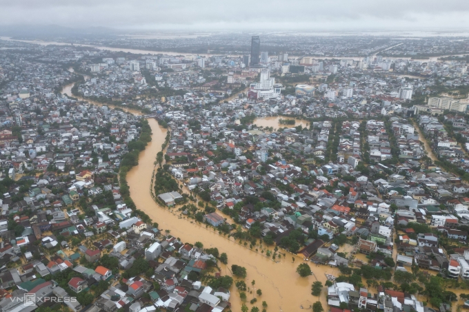 Nhà dân ở ven sông Lợi Nông, Huế vẫn đang ngập sâu, ngày 30/10. Ảnh: Võ Thạnh