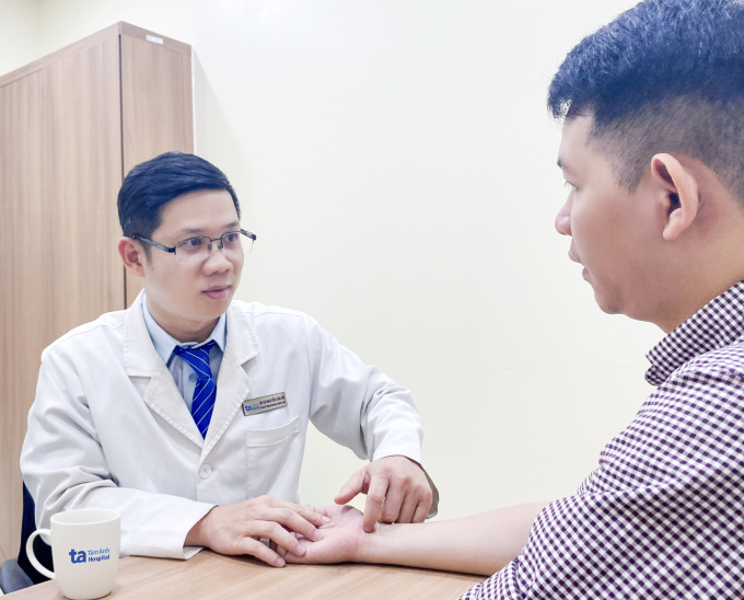 Bác sĩ Ơn đánh giá khả năng vận động cổ tay của người bệnh. Ảnh minh họa: Phòng khám Đa khoa Tâm Anh Quận 7