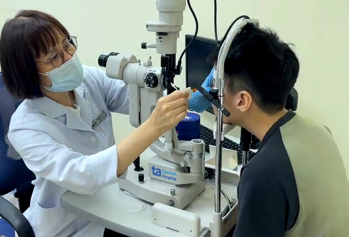 PGS Hiền kiểm tra tình trạng viêm giác mạc của bé trai. Ảnh: Bệnh viện Đa khoa Tâm Anh