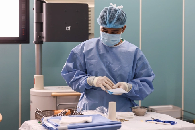 Nhân viên y tế Bệnh viện Quân y 175 trong phòng phẫu thuật. Ảnh: Quỳnh Trần