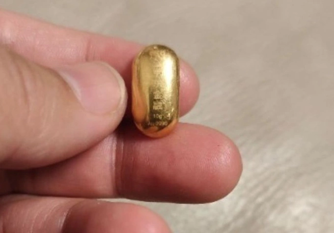 Mẩu kim loại quý nhỏ này được cho là trị giá 1.400 USD. Ảnh: Baidu