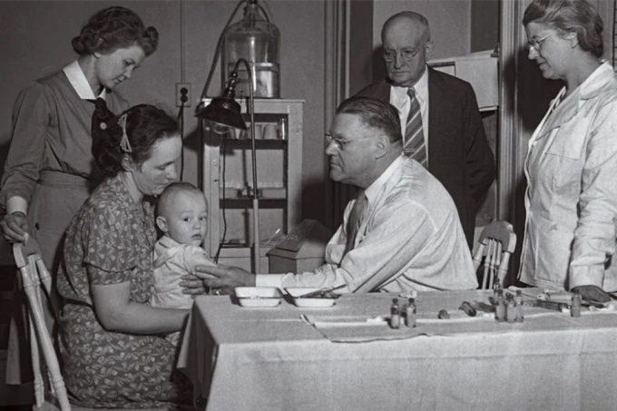 Một trẻ được tiêm chủng vaccine ho gà vào năm 1940. Ảnh: Grand Rapids History Centre, Grand Rapids Library