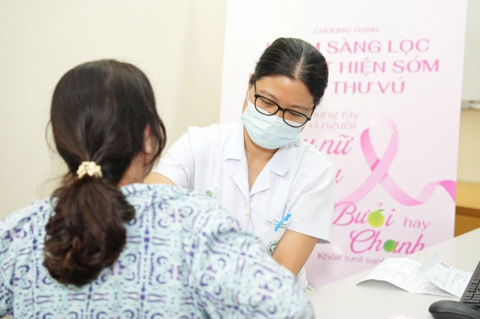 PGS.TS.BS Phạm Cẩm Phương kiểm tra vòng 1 cho bệnh nhân. Ảnh: Bệnh viện cung cấp