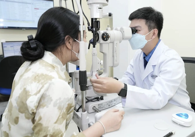 Bác sĩ Phúc khám mắt cho một phụ nữ. Ảnh: Bệnh viện Đa khoa Tâm Anh