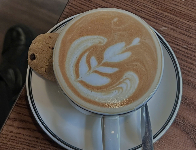 Bữa sáng chỉ uống cà phê ảnh hưởng xấu đến sức khỏe. Ảnh: AI