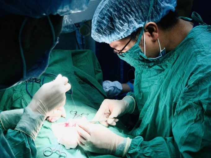 Bác sĩ phẫu thuật cho một bệnh nhân. Ảnh: Bác sĩ cung cấp