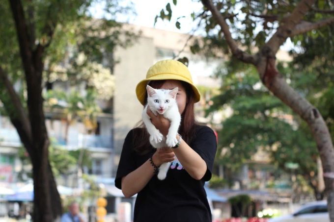 Anh Đào cùng chú mèo trắng nhỏ được tặng. Ảnh: Nhân vật cung cấp