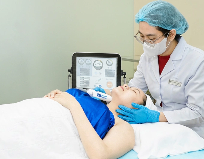 Bác sĩ sử dụng công nghệ HIFU làm săn chắc vùng da cổ, cằm. Ảnh minh họa: Phòng khám Đa khoa Tâm Anh Quận 7