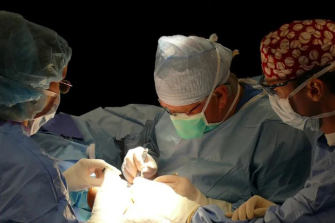 Bác sĩ Andrews trong một ca phẫu thuật. Ảnh: The Andrews Institute