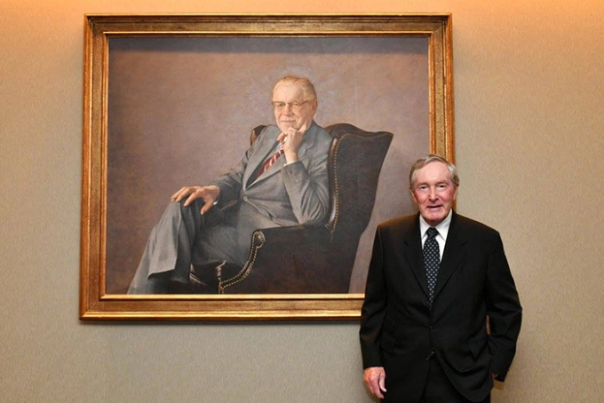 Bác sĩ Thomas Frist Jr. bên bức chân dung của cha, ông Thomas Frist Sr. Ảnh: Fanpage HCA Healthcare