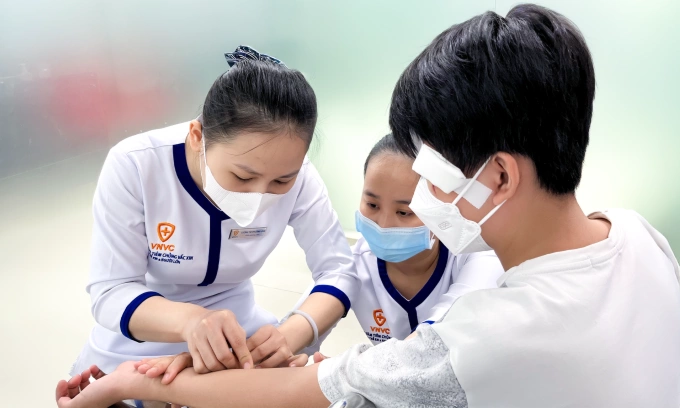 Điều dưỡng Hệ thống Tiêm chủng VNVC test huyết thanh uốn ván cho khách khi có vết thương chảy máu. Ảnh: Diệu Thuần