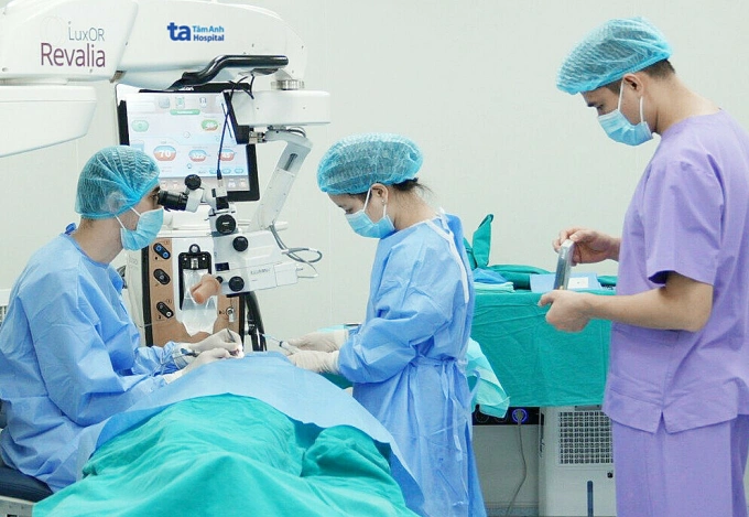 Bác sĩ thực hiện phẫu thuật thay thủy tinh thể cho người bệnh. Ảnh: Bệnh viện Đa khoa Tâm Anh