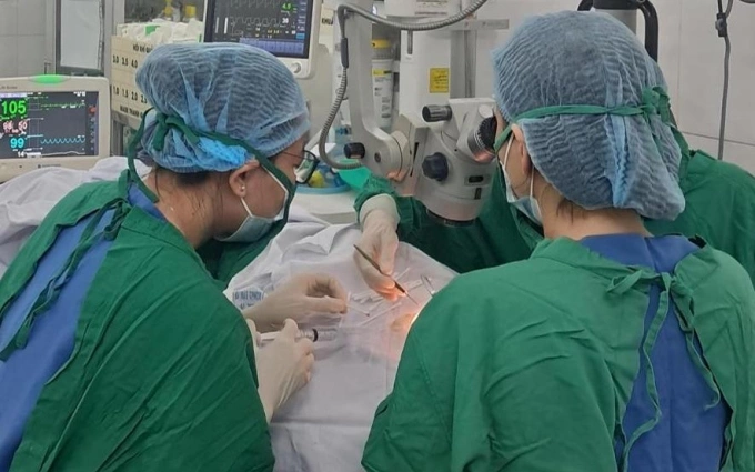 Các bác sĩ phẫu thuật cấp cứu lấy dị vật móc câu cho bé. Ảnh: Bệnh viện cung cấp