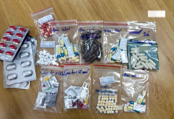 Hơn chục loại thuốc không nhãn mác bệnh nhân tự ý sử dụng. Ảnh: Bác sĩ cung cấp