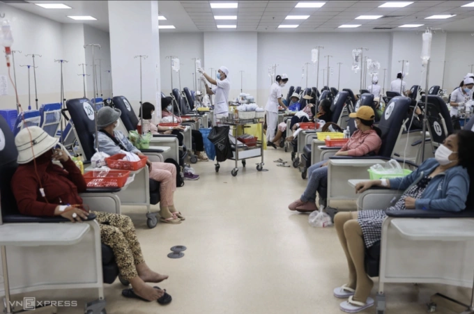 6 dấu hiệu có thể cảnh báo ung thư sớm Bệnh nhân ung thư chờ để hóa xạ trị. Ảnh: Quỳnh Trần