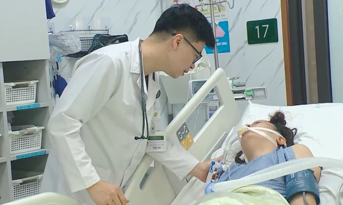 Một bệnh nhân nằm điều trị tại Trung tâm đột quỵ, Bệnh viện Bạch Mai ngày 3/11. Ảnh: Nguyễn Chinh