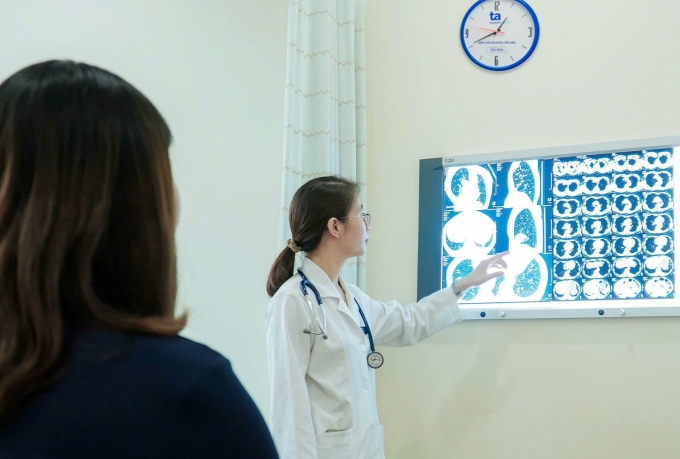 Bác sĩ tư vấn cho bệnh nhân lao phổi. Ảnh minh họa: Bệnh viện Đa khoa Tâm Anh