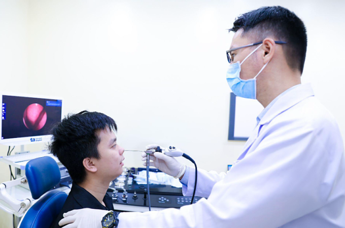 Bác sĩ Thạch đang nội soi mũi cho một người bệnh. Ảnh: Phòng khám Đa khoa Tâm Anh Quận 7