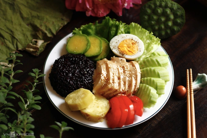 Ức gà luộc ngọt mềm, giàu protein. Ảnh: Bùi Thủy