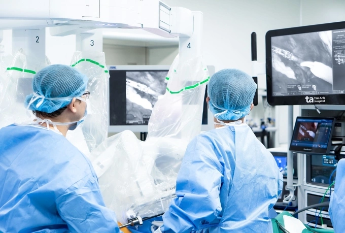 Các cánh tay robot hỗ trợ bác sĩ cắt u, nạo vét hạch cho ông Tùng. Ảnh: Bệnh viện Đa khoa Tâm Anh