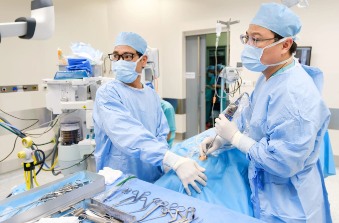 Các bác sĩ phẫu thuật cho bệnh nhân. Ảnh: Bệnh viện cung cấp