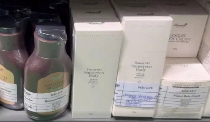 Sản phẩm do Đoàn Di Băng quảng cáo có chỉ số chống nắng là 50 nhưng thực tế chỉ 2,4 (trong ảnh là mẫu lưu tại công ty). Ảnh: Thái Hà