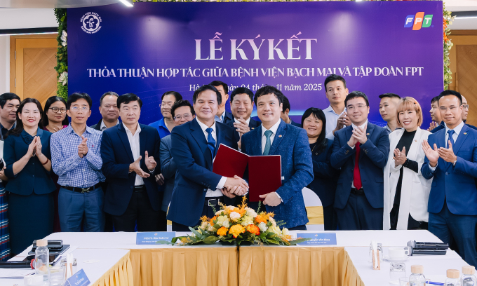 PGS.TS Đào Xuân Cơ, Giám đốc Bệnh viện Bạch Mai và ông Nguyễn Văn Khoa, Tổng Giám đốc Tập đoàn FPT trao thỏa thuận hợp tác. Ảnh: Vân Anh