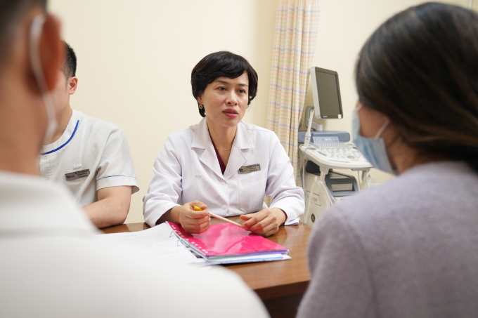 Bác sĩ tư vấn hỗ trợ sinh sản cho một cặp vợ chồng hiếm muộn. Ảnh minh họa: IVF Tâm Anh