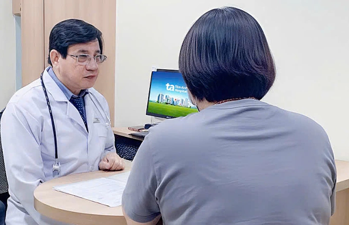 Bác sĩ Hoàng khám, tư vấn liệu trình giảm cân cho Lê. Ảnh: Bệnh viện Đa khoa Tâm Anh