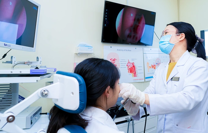 Bác sĩ Hằng đang nội soi mũi cho một người bệnh. Ảnh: Bệnh viện Đa khoa Tâm Anh