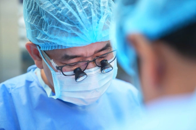 Các bác sĩ ghép gan cho cặp vợ chồng hôm 6/11. Ảnh: Lan Hương