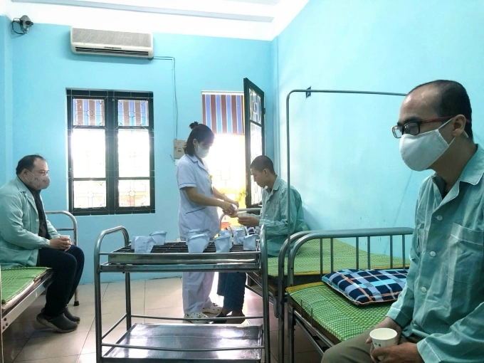 Các bệnh nhân tâm thần điều trị tại viện. Ảnh: Thúy Quỳnh