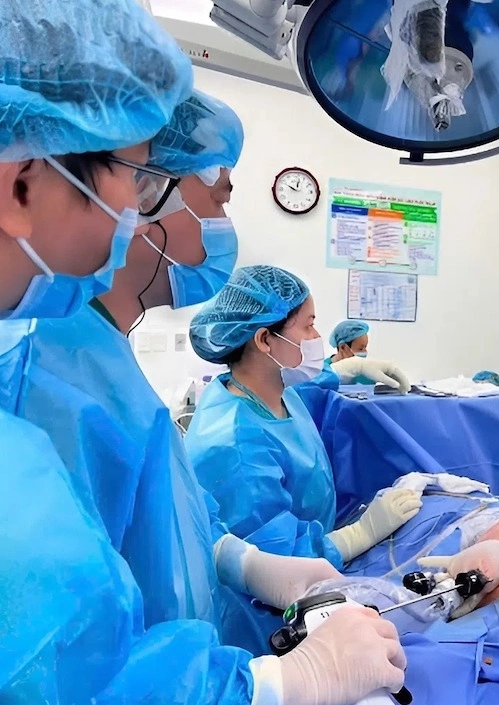 Bác sĩ Bệnh viện Chợ Rẫy phẫu thuật nội soi cho bệnh nhân. Ảnh: Bệnh viện cung cấp