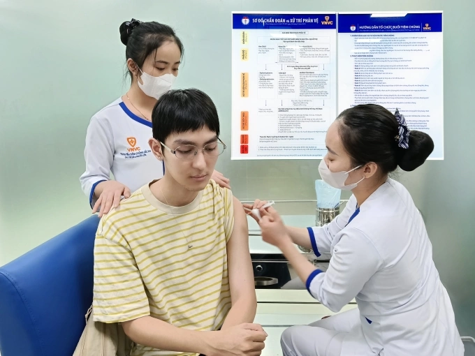 Khách nam tiêm vaccine viêm gan B phòng bệnh tại Hệ thống Tiêm chủng VNVC. Ảnh: Khánh Hòa