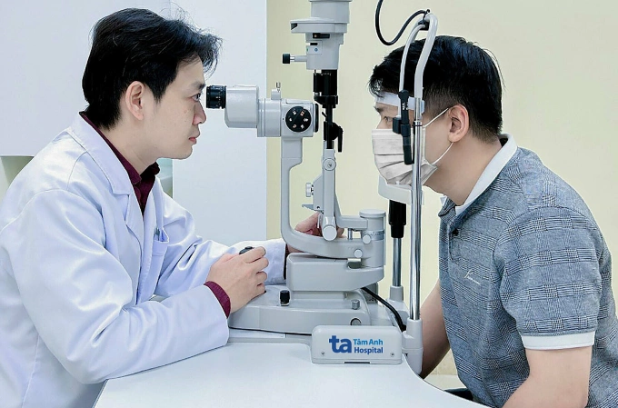 Bác sĩ Huy kiểm tra mắt cho một nam thanh niên. Ảnh minh họa: Bệnh viện Đa khoa Tâm Anh
