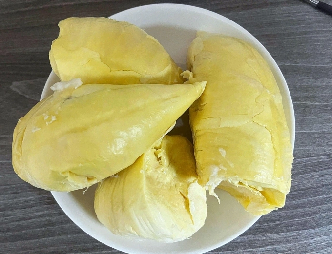 Sầu riêng chứa lượng đường và kcal cao, người bị mỡ máu cao chỉ nên mỗi lần 1-2 múi nhỏ. Ảnh: Đình Diệu