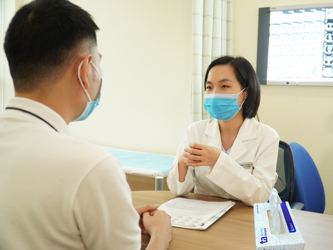 Bác sĩ khám cho một bệnh nhân nam. Ảnh minh họa: Bệnh viện Đa khoa Tâm Anh