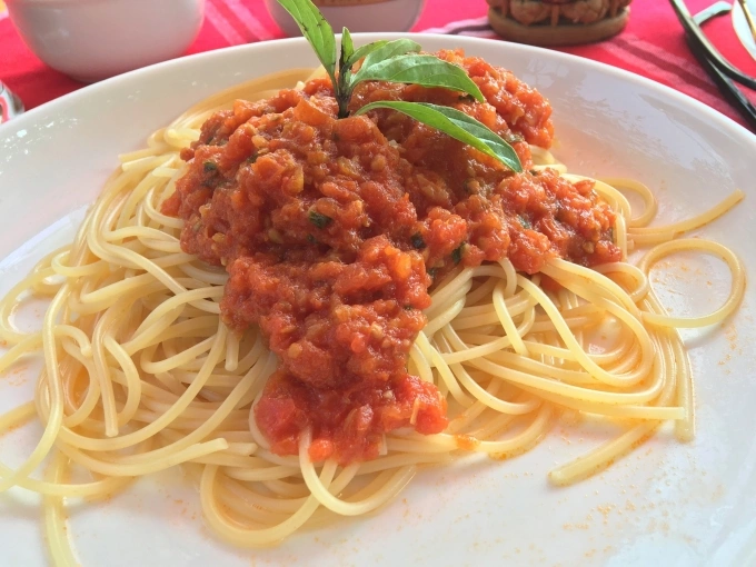 Bữa trưa giàu tinh bột tinh chế dễ khiến tình trạng hạ huyết áp sau ăn trầm trọng hơn. Ảnh: Ly Nguyễn