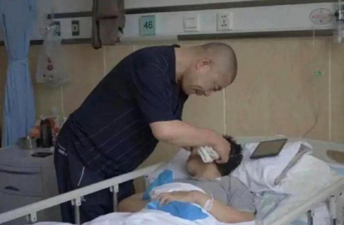 Ông Gui chăm sóc vợ khi bà còn trong bệnh viện. Ảnh: FM93 Zhejiang Traffic Radio