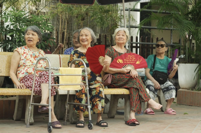 Người cao tuổi sống trong một viện dưỡng lão ở Lĩnh Nam, Hà Nội. Ảnh: Phan Dương