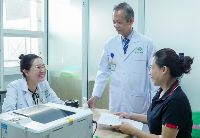 Bác sĩ Bệnh viện Quân y 175 tư vấn và tầm soát miễn phí suy giáp cho giáo viên trên địa bàn, ngày 9/11. Ảnh: Bệnh viện cung cấp