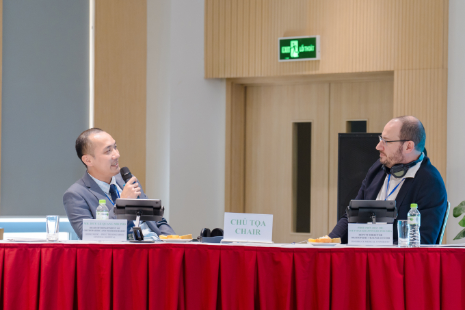 TS.BS Lê Quang Huy cùng GS.TS.BS Dietmar Krappinger trao đổi chuyên môn tại hội thảo Ứng dụng màn tăng sáng C-arm trong thực hành phẫu thuật chấn thương chỉnh hình. Ảnh: Bệnh viện cung cấp