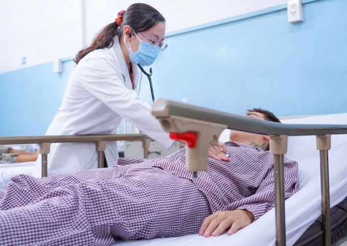 Bệnh nhân ngộ độc thực phẩm sau ăn bánh mì điều trị tại Bệnh viện Nhân dân Gia Định. Ảnh: Bệnh viện cung cấp