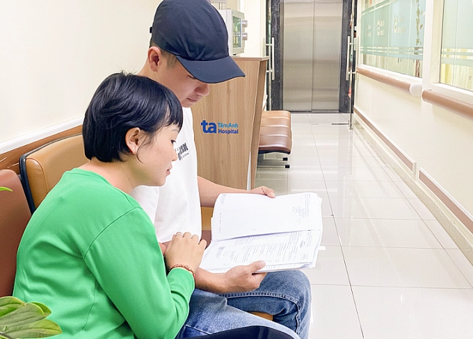 Chị Hà được chồng đưa đi khám tại Bệnh viện Đa khoa Tâm Anh. Ảnh: Bệnh viện cung cấp
