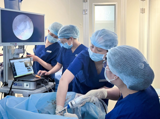 Bác sĩ Giang (ngoài cùng bên phải) nội soi buồng tử cung cho người bệnh. Ảnh: Bệnh viện Đa khoa Tâm Anh - Quận 8